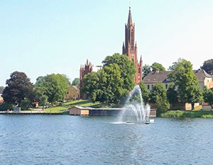 Malchow. Blick vom Wasser aus zur Klosterkirche mit Orgelmuseum